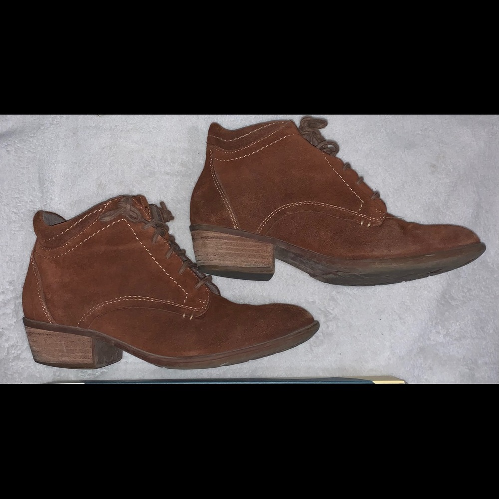 Earth boots size 8.5